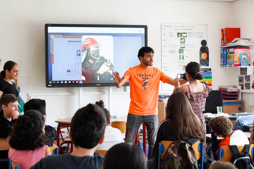 Touzani in de klas tijdens gastles