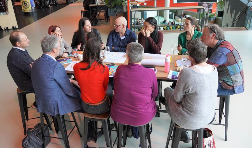 Kleine groep bespreekt met elkaar over de inhoud van de handreiking