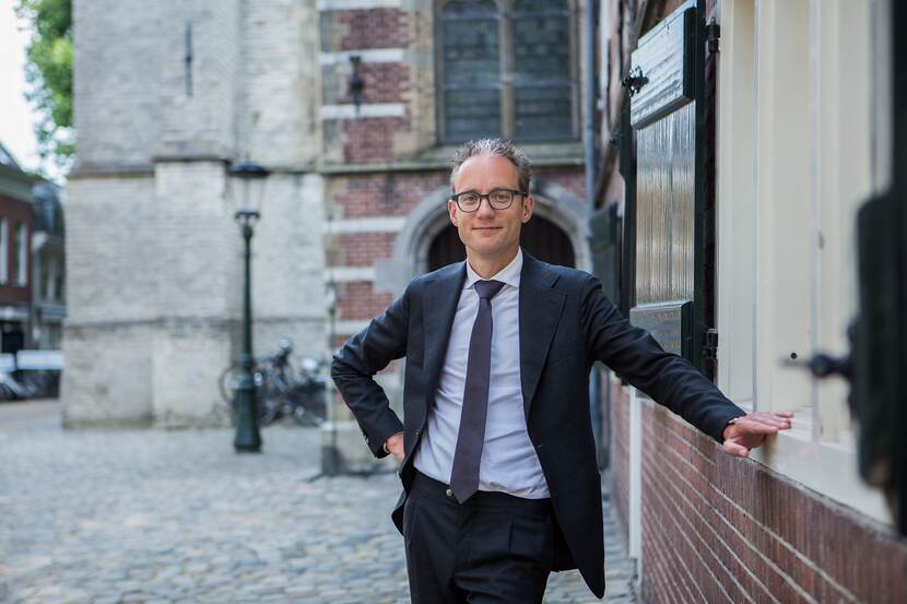 Wethouder Thierry van Vugt van gemeente Gouda poseert buiten